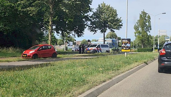 Auto en fietser botsen op rotonde Burgemeester Keijzerweg / Veerweg