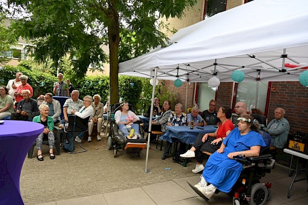 Woonvereniging Het Palet viert 25-jarig jubileum in Griekse sfeer