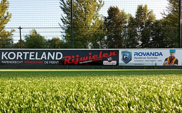 Reclameborden rond kunstgrasveld VV Papendrecht