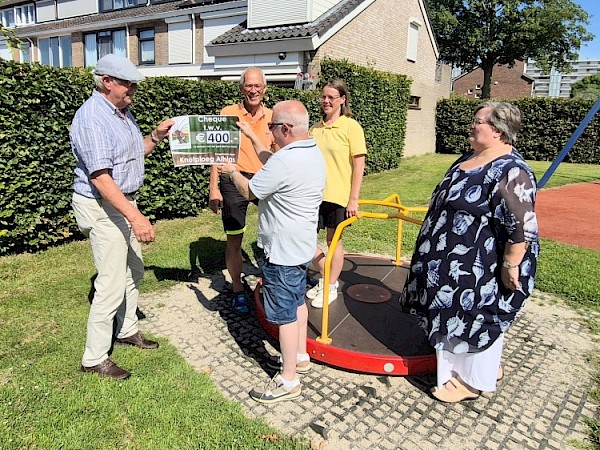Knotgroep Alblas geeft donatie aan Speeltuinvereniging