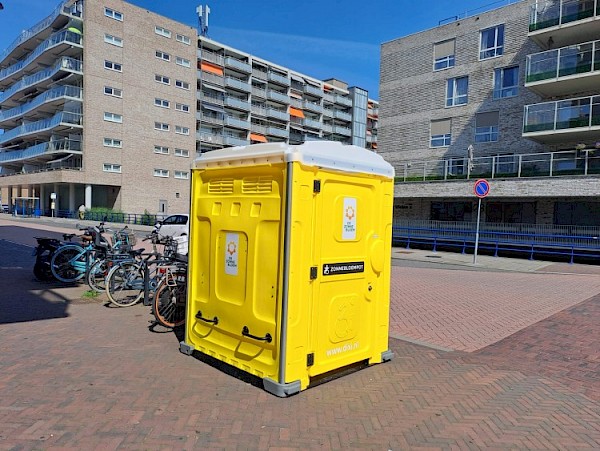De Zonnebloem plaatst tijdelijk een toilet naast Action