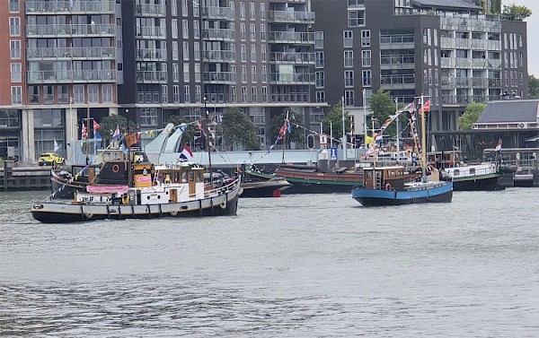 Historische Schepen varen langs de Drechtsteden op weg naar Sail Amsterdam