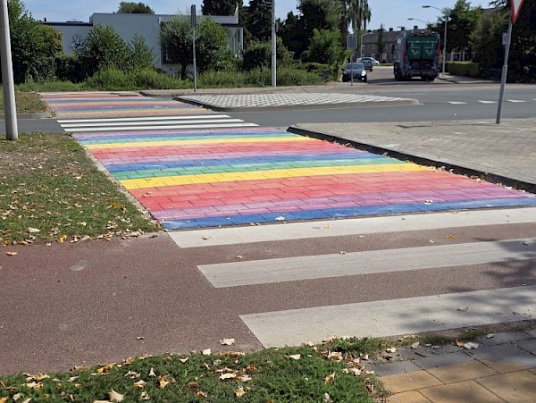 Regenboogpad aan Veerweg/Vondellaan opnieuw hersteld na vernieling begin augustus