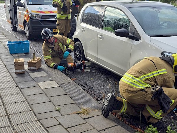 Dappere dierenredders: kat vast onder auto, brandweer schiet te hulp