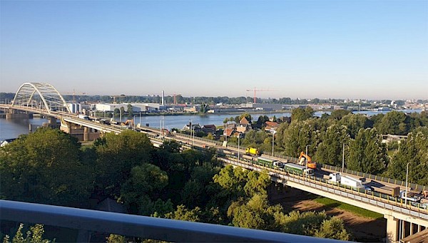Zware vrachtwagens mogen niet meer over Merwedebrug