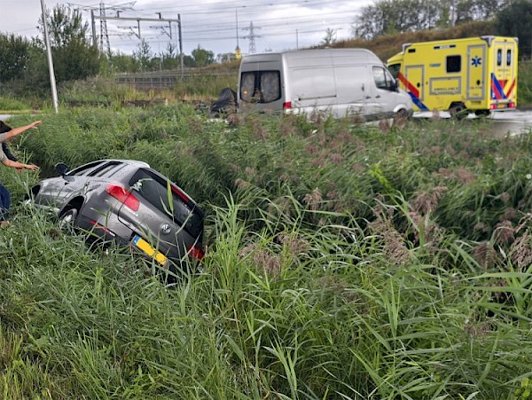Auto te water aan Parallelweg
