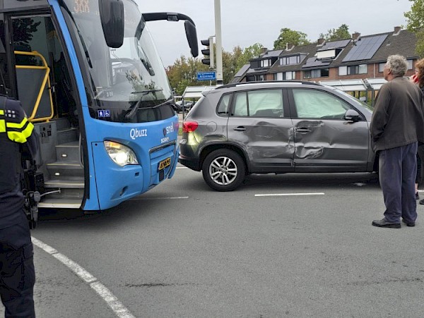 Auto en lijnbus botsen op Jan Steenlaan