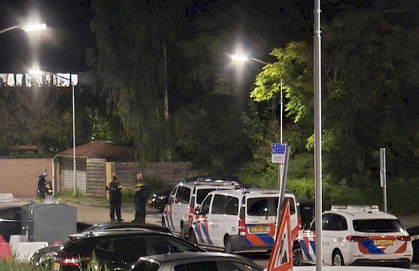Melding vuurwapen op parkeerplaats Overtoom