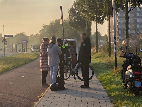 Aanrijding tussen scooter en fiets op Burgemeester Keijzerweg