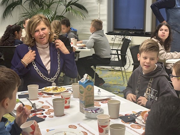 Burgemeestersontbijt met leerlingen van SBO de Kameleon