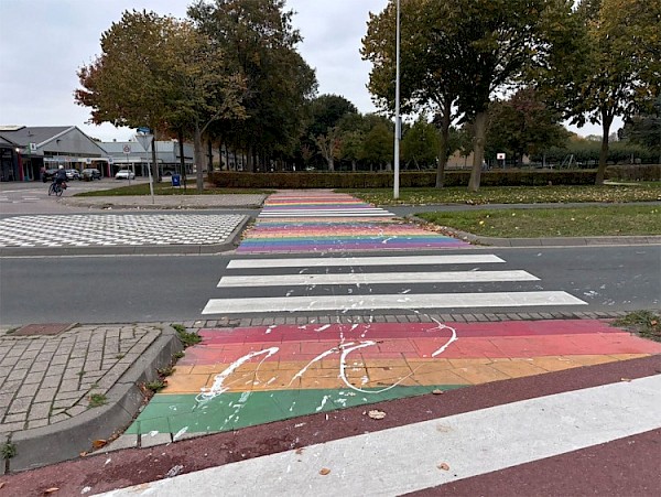 Regenboogpad opnieuw vernield, deze keer met witte verfspetters