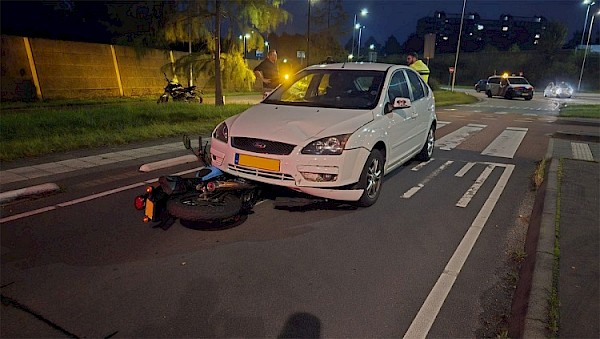 Scooterrijder geschept door auto op kluifrotonde