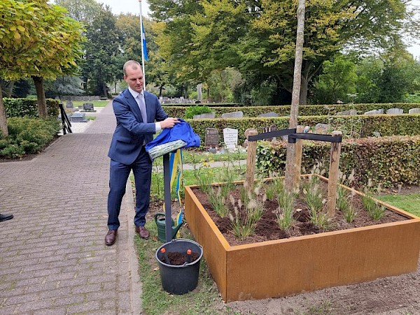 Troostboom op begraafplaats geplant voor ouders van stilgeboren kindjes