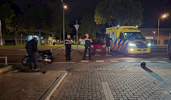 Scooterrijdster door auto aangereden op Burgemeester Keijzerweg