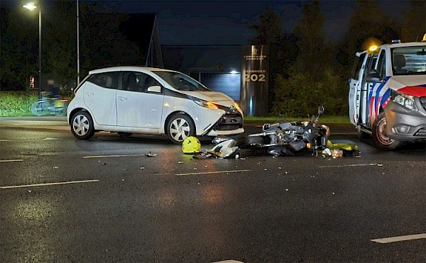Auto en scooter botsen op kruising Ketelweg/Ouverture