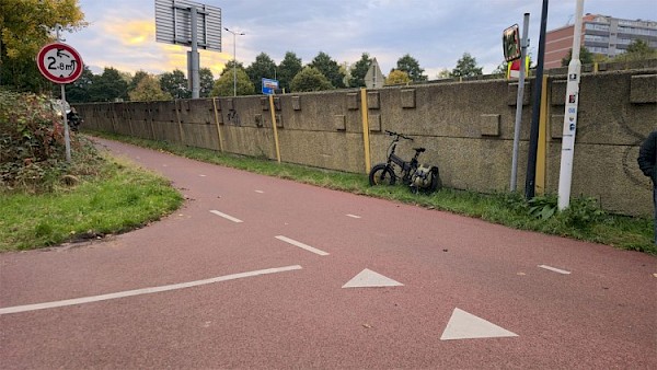 Fietser en scooterrijdster in botsen op Simon van der Meerpad