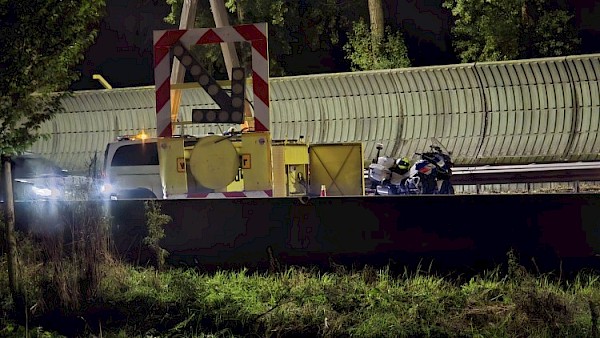 Auto botst op pijlwagen op A15 tussen Papendrecht en Alblasserdam