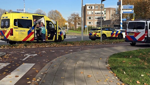 Fietser gewond bij aanrijding op rotonde Veerweg/Burgemeester Keijzerweg