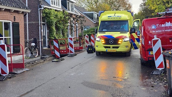 Man valt van dak tijdens werkzaamheden, traumahelikopter ingezet