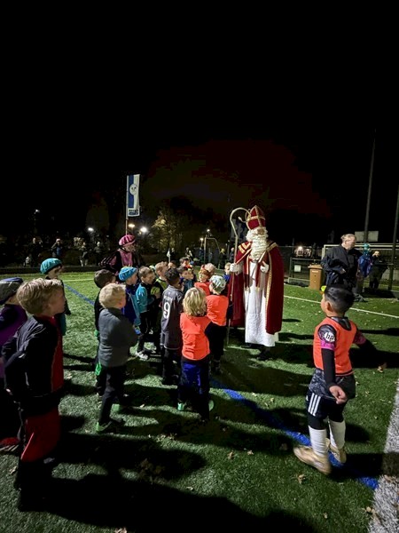 Training bij VV Drechtstreek geleid door maar liefst 7 Pieten