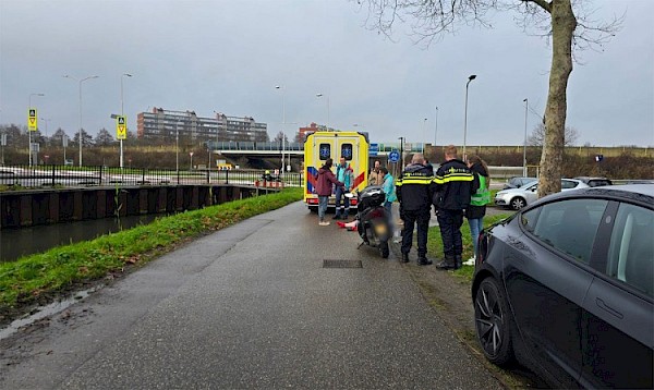 Vrouw gewond bij eenzijdig scooterongeval op Parkweg bij tennisvereniging TOP