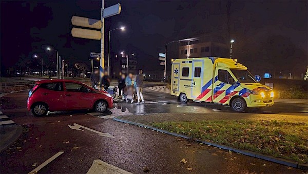 Fietster klapt hard tegen voorruit auto op rotonde Veerweg/Keijzerweg