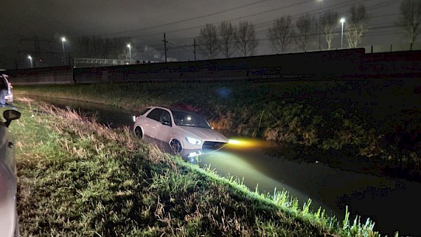 Auto te water na uitwijkmanoeuvre langs Parallelweg
