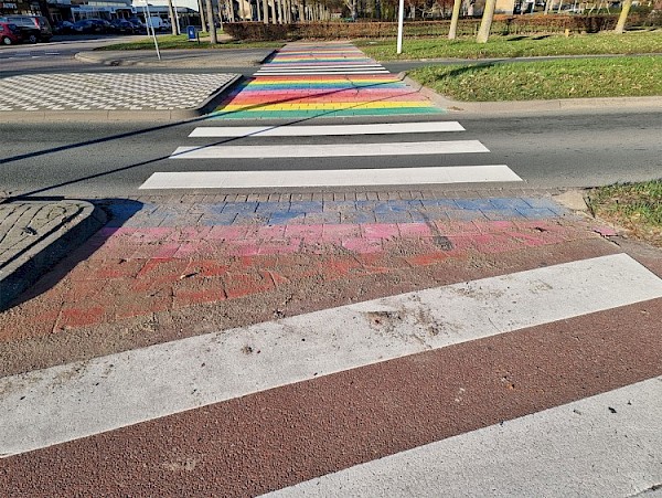 Regenboogpad schoongemaakt, burgemeester reageert op vernieling