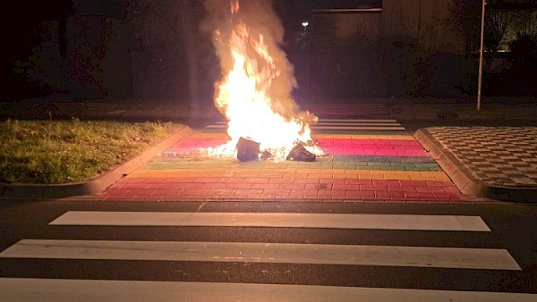 Wederom vernieling regenboogpad, brandweer snel ter plaatse