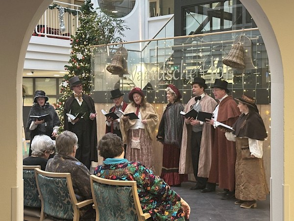 Dickenskoor brengt kerst naar Waardeburgh en bezoekers Zonnebloem