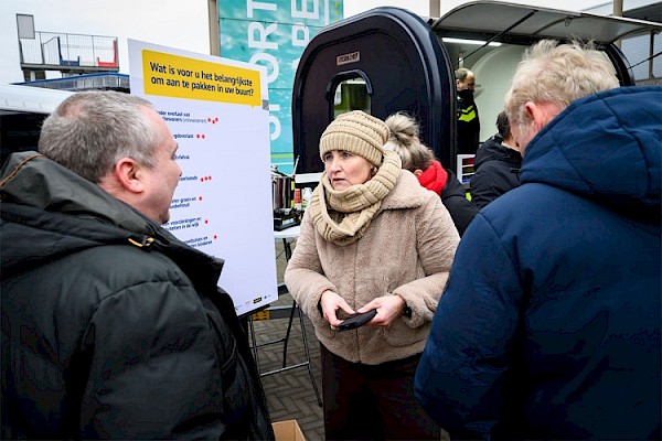 Buurtbewoners ontmoeten elkaar tijdens koffiemiddag in Kraaihoek