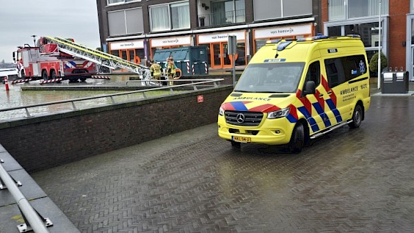 Brandweer helpt patiënt veilig thuis na liftstoring