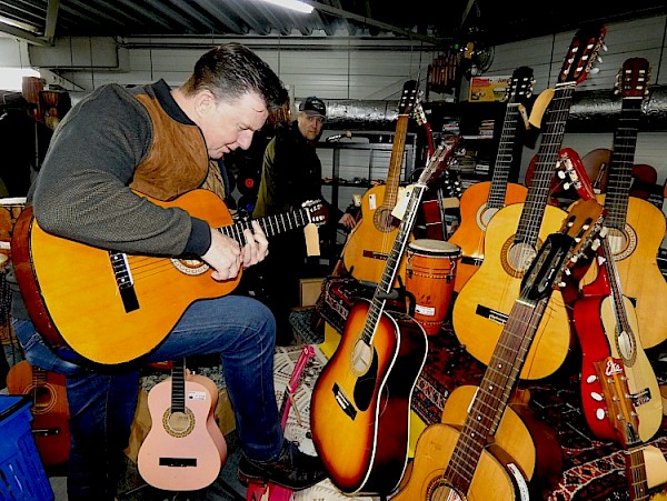 Muziek verbindt in Opnieuw & Co: een geslaagde 2de-hands muziekbeurs