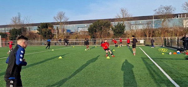 Engelse toptrainer en -atleet geeft looptraining bij VV Papendrecht