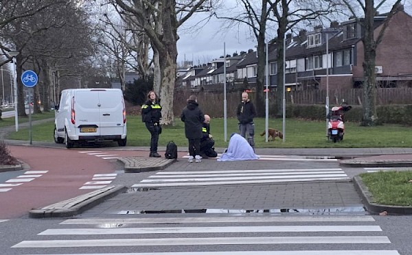 Scooterrijder komt lelijk ten val op rotonde Kennedylaan