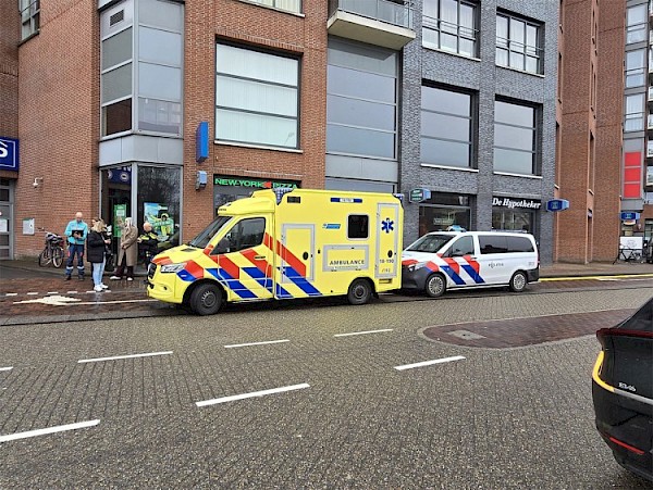 Auto rijdt fietser aan bij parkeergarage Weteringsingel