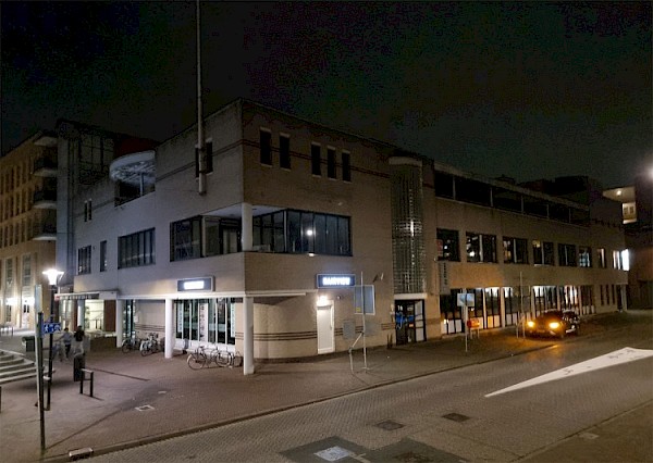 Vandalen bonken op ramen opvang, D66 stelt vragen