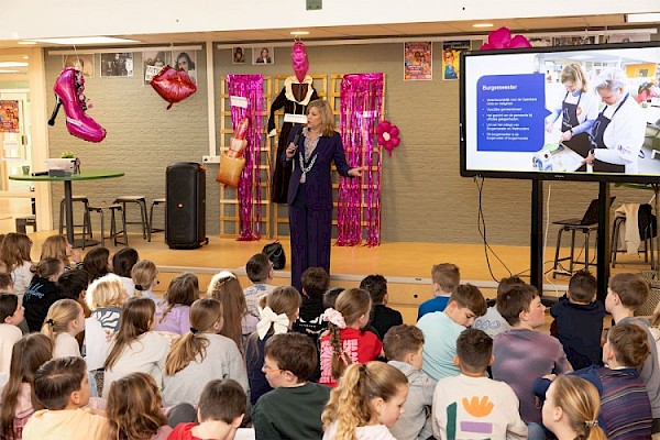 Burgemeester op bezoek bij De Knotwilg in het kader van Internationale Vrouwendag