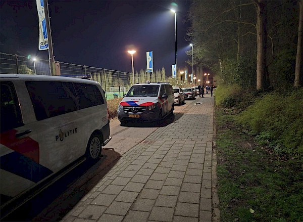 Mesdreiging en vuurwerk bij wedstrijd VV Drechtstreek zorgt voor grote politie inzet