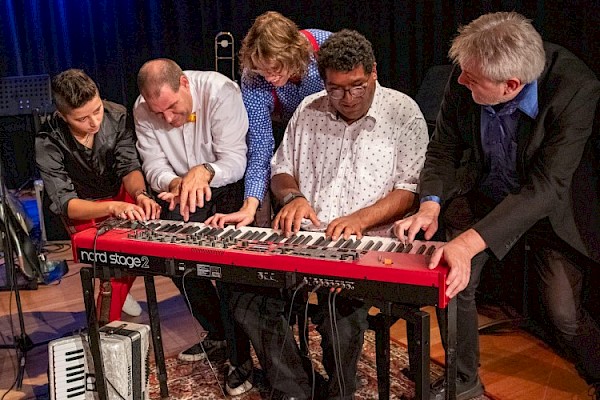 United by Music viert jubileum in grote tent op Marktplein