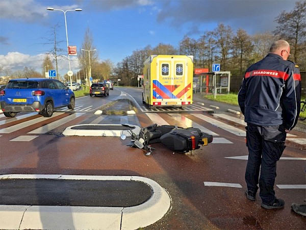 Scooterrijder gewond bij aanrijding op kluifrotonde