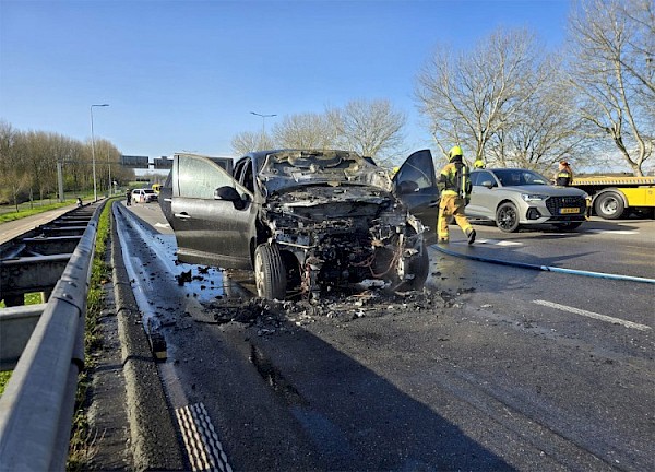 Autobrand op N3: voertuig total loss
