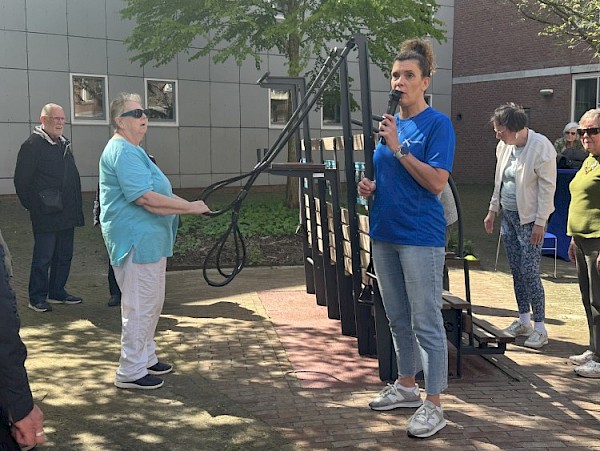 Beweegbank geopend in Beweegtuin achter gemeentehuis