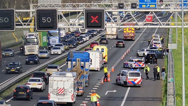 Ongeval A15 zorgt voor verkeershinder tijdens spits en vakantieverkeer