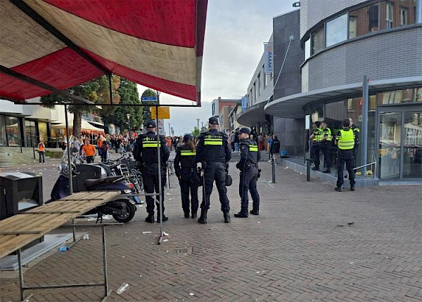 Vechtpartij op de Meent tijdens Koningsdag: politie en ME grijpen in