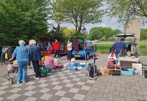 Geslaagde boekenmarkt en kofferbakverkoop bij Excelsior