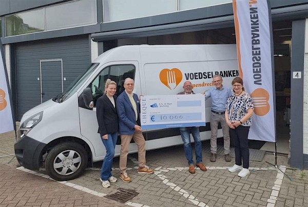De Haanstichting doneert €10.000 aan Voedselbank voor aanschaf nieuwe bus