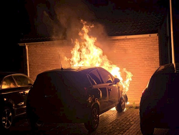 Auto verwoest door brand aan Stellingmolen: politie onderzoekt mogelijke brandstichting