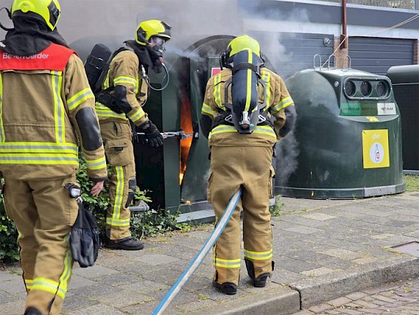 Kledingcontainer in brand aan Gerrit van Dalenstraat/Zwaluwstraat