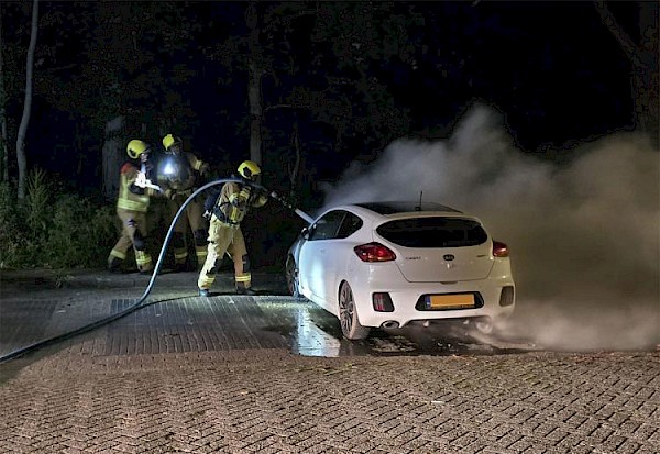 Auto brandt grotendeels uit aan Parkweg, politie onderzoekt mogelijke brandstichting